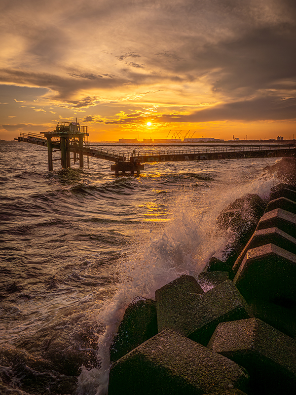 波飛沫と夕暮れ